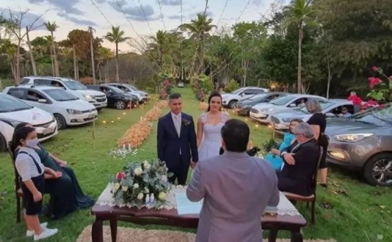 Ouro Preto: em meio a pandemia, casal inova e realiza cerimônia com convidados dentro de carros