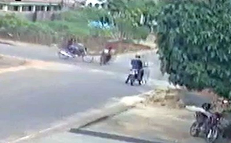 Ouro Preto: motociclistas ficam feridos após motos se chocarem em cruzamento; Vídeo