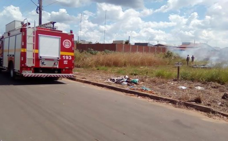 Bombeiros militares são acionados para conter fogo em terreno baldio, em Ouro Preto do Oeste