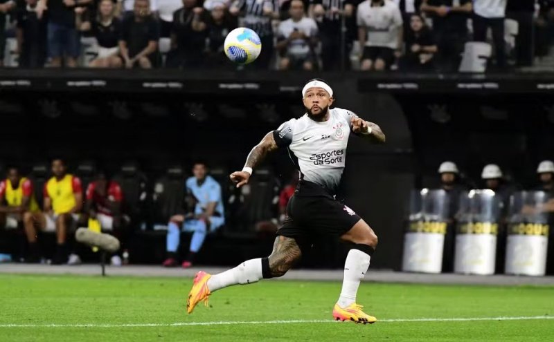 Memphis em 29 minutos: holandês vive estreia quase perfeita no Corinthians e vira xodó na Arena