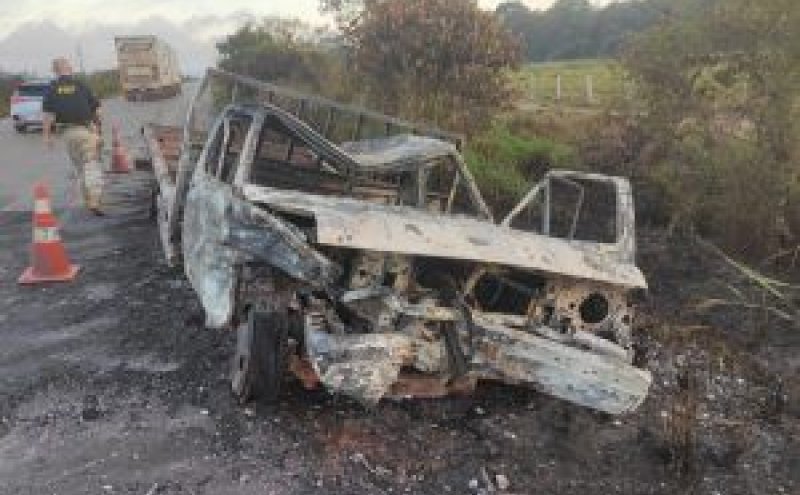 Veículos pegam fogo e uma pessoa morre em acidente em Itapuã do Oeste, RO