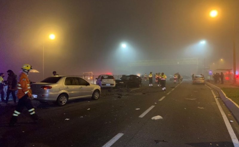 Acidente deixa 8 mortos e mais de 20 feridos na BR-277, em São José dos Pinhais