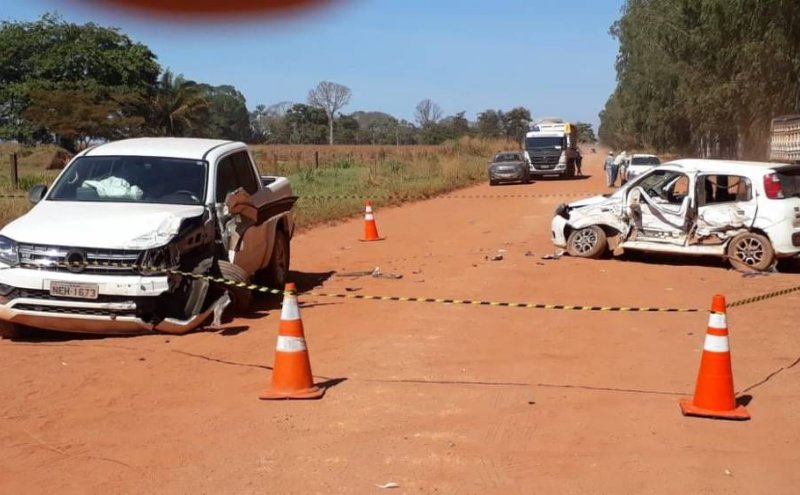 Carro derrapa em estrada de terra e se choca com caminhonete na área rural de Cerejeiras; há pelo menos um ferido grave