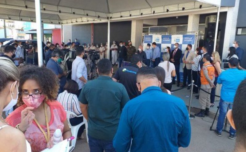 SEM NECESSIDADE: Aglomeração é registrada na inauguração de leitos no Hospital de Campanha