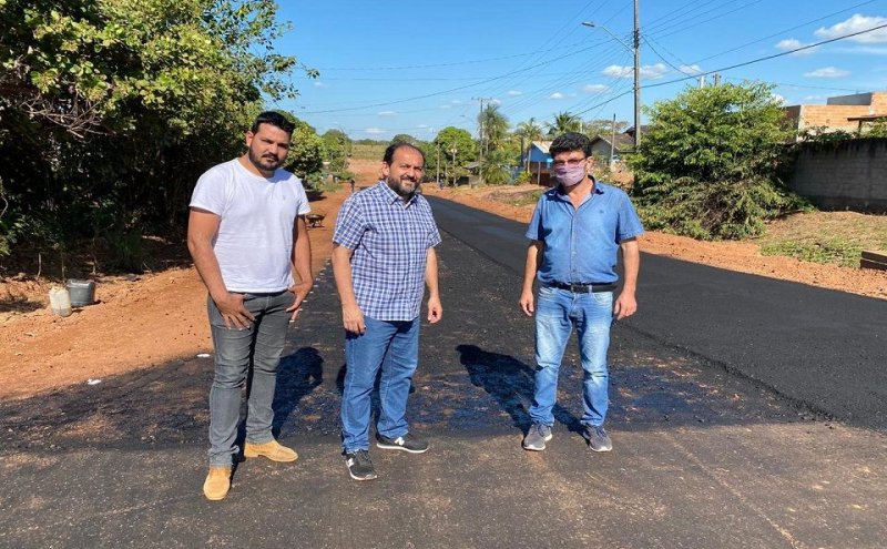 Em Alvorada do Oeste, presidente Laerte Gomes visita obras de pavimentação na Rua Eça de Queiroz
