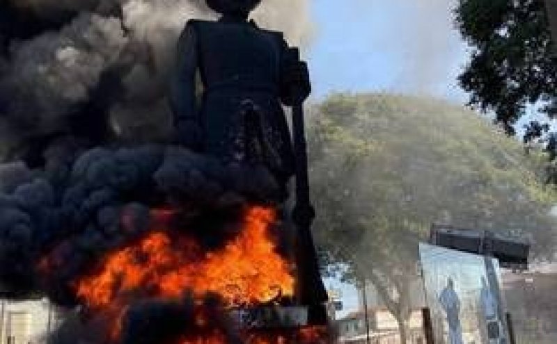 Estátua do bandeirante Borba Gato é incendiada em São Paulo