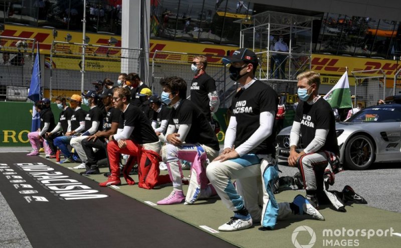 F1: Antes da corrida, 14 pilotos se ajoelham em protesto pelo fim do racismo.