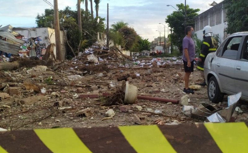 Explosão em empresa de refrigerantes atinge carro, casas e assusta moradores em Fortaleza