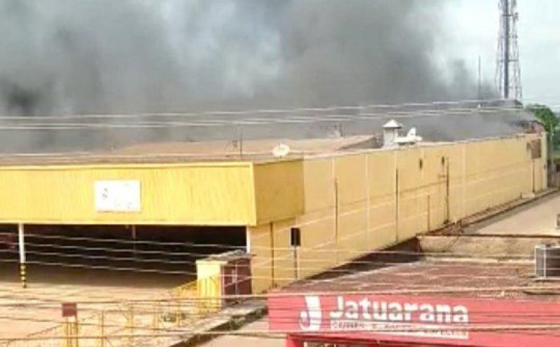 VÍDEO: Prédio do antigo Supermercado Gonçalves pega fogo na zona Sul