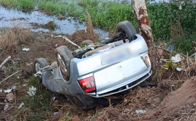 ARU – Motorista capota carro e deixa local do acidente a pé na BR-364, próximo ao Frigon
