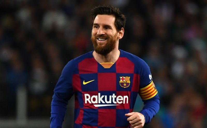 Messi marca de cavadinha e chega a gol número 700.