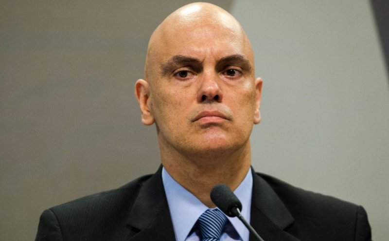 Alexandre de Moraes encaminha à PGR notícia-crime contra Bolsonaro e filhos