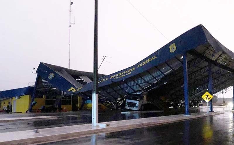 CHUVA E VENTOS DERRUBAM COBERTURA DA BASE DA PRF EM VILHENA