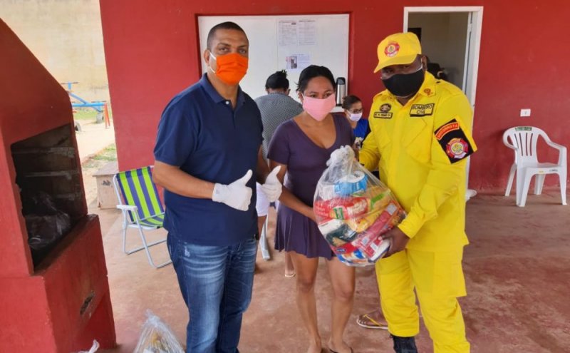 Equipe de Bombeiro Civil promove ação solidaria.
