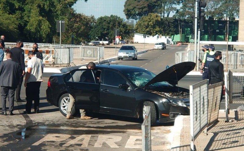Urgente!! - Carro do comboio presidencial sofre acidente na frente do Palácio do Planalto