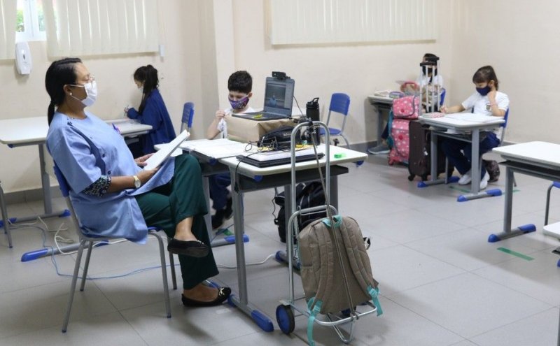 'Agora precisamos trabalhar em dobro', diz educadora após um mês de escolas abertas com ensino híbrido em Manaus