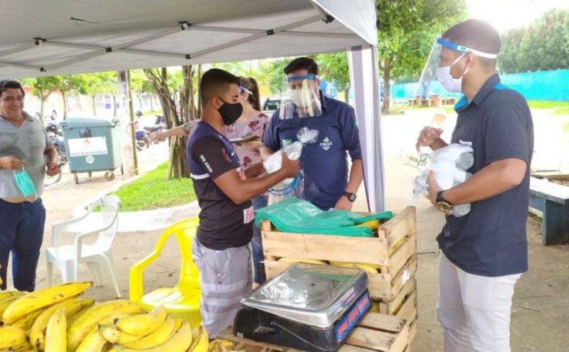Governo de RO, Seagri, IFRO e Sicoob Centro distribuem quase 300 Kits com álcool em gel e máscara, para feirantes de Jaru e Ouro Preto, RO